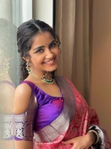 40+ Spectacular Banarasi Blouse Designs For Bengali Brides