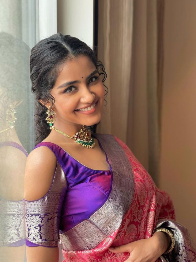 40+ Spectacular Banarasi Blouse Designs for Bengali Brides that Are in Vogue These Days Add A Modern Twist with Cold Shoulder Banarasi Blouse for Bengali Brides