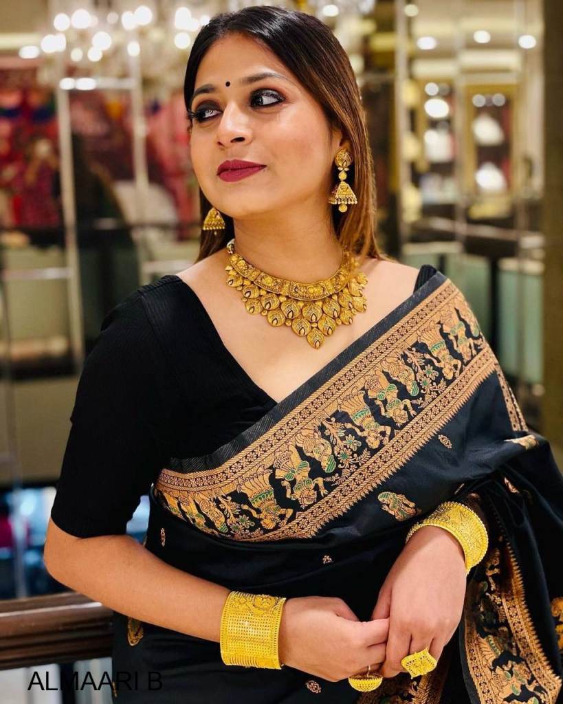 Necklace on deals black saree