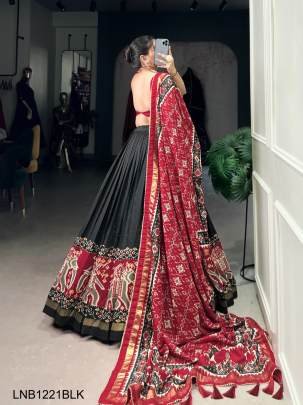 Black Twirling in tradition, shining in silk LNB1221BLK