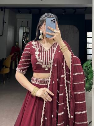 Designed to capture attention with its rich hue and delicate detailing, perfect for your special occasions LNB1464MRN