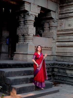 Light on the body  elegant in style  A crepe stripe weaving saree made for everyday comfort